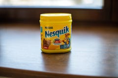 Пакет напитка Nesquik шоколада и какао Nestle на деревянной предпосылке стоковая фотография Пакет напитка Nesquik шоколада и какао Nestle на деревянной предпосылке стоковая фотография
