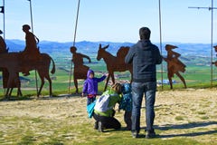 Памплона, Испания - 2-ое апреля 2015: Памплона, мальчик представляя для фото стоковое изображение Памплона, Испания - 2-ое апреля 2015: Памплона, мальчик представляя для фото стоковое изображение