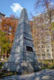 Памятник к Бенджамину Франклину в кладбище хороня земли зернохранилища - Бостону, Массачусетсу, США стоковые изображения rf Памятник к Бенджамину Франклину в кладбище хороня земли зернохранилища - Бостону, Массачусетсу, США стоковые изображения rf