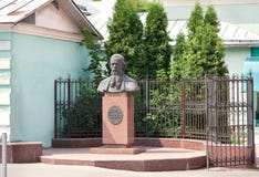 Памятник к известному русскому писател-сатирику Mikhail Evgrafovich Saltykov-Shchedrin в Рязани, России стоковая фотография rf Памятник к известному русскому писател-сатирику Mikhail Evgrafovich Saltykov-Shchedrin в Рязани, России стоковая фотография rf