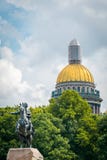 Памятник Петру I на соборе St Исаак в предпосылке в Санкт-Петербурге, России стоковые фотографии rf Памятник Петру I на соборе St Исаак в предпосылке в Санкт-Петербурге, России стоковые фотографии rf