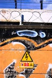 Панель опасности смерти смерти от электрического удара с колючей проволокой стоковые фотографии rf Панель опасности смерти смерти от электрического удара с колючей проволокой стоковые фотографии rf