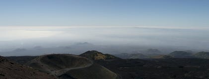 Панорама Mt Этна показывая кратер и с облаками на заднем плане стоковое фото rf Панорама Mt Этна показывая кратер и с облаками на заднем плане стоковое фото rf