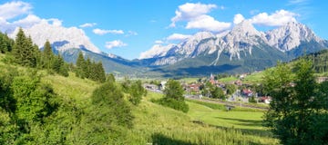 Панорама гор Lermoos Grubigstein стоковое фото rf Панорама гор Lermoos Grubigstein стоковое фото rf
