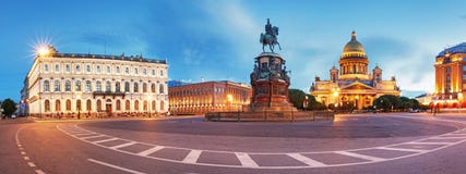 Панорама горизонта города ночи Санкт-Петербурга на соборе Исаак Свято стоковое изображение rf Панорама горизонта города ночи Санкт-Петербурга на соборе Исаак Свято стоковое изображение rf