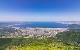 Панорама города и залива Beppu между горами Кюсю и зеленым ландшафтом на стоковое изображение rf Панорама города и залива Beppu между горами Кюсю и зеленым ландшафтом на стоковое изображение rf