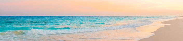 Панорама изумительного красивого захода солнца на экзотическом карибском seashore стоковая фотография Панорама изумительного красивого захода солнца на экзотическом карибском seashore стоковая фотография