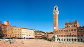 Панорама квадрата Аркады del Campo Campo, Palazzo Publico и Torre del Mangia Mangia возвышаются в Сиене, Тоскане Италии стоковое изображение Панорама квадрата Аркады del Campo Campo, Palazzo Publico и Torre del Mangia Mangia возвышаются в Сиене, Тоскане Италии стоковое изображение