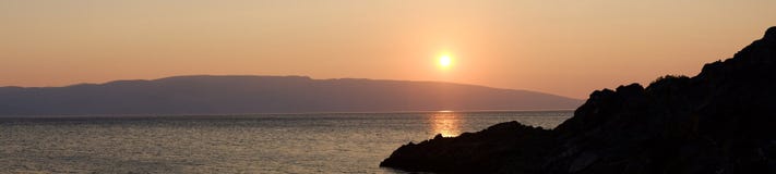 Панорама моря Хорватии высокий заход солнца моря разрешения jpg поплавайте вдоль побережья утесистое стоковые изображения rf Панорама моря Хорватии высокий заход солнца моря разрешения jpg поплавайте вдоль побережья утесистое стоковые изображения rf