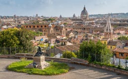 Панорама от виллы Medici с куполом базилики al Corso Ambrogio e Carlo, в Риме, Италия стоковое фото Панорама от виллы Medici с куполом базилики al Corso Ambrogio e Carlo, в Риме, Италия стоковое фото