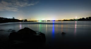 Панорама района Дюссельдорф промышленного со светлыми отражениями в реке Рейне вечером стоковое изображение rf Панорама района Дюссельдорф промышленного со светлыми отражениями в реке Рейне вечером стоковое изображение rf