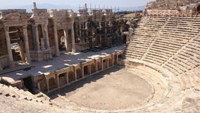 Панорама старого Greco-римского города Старый амфитеатр Hierapolis в Pamukkale, Турции Разрушенный древний город внутри стоковое изображение rf Панорама старого Greco-римского города Старый амфитеатр Hierapolis в Pamukkale, Турции Разрушенный древний город внутри стоковое изображение rf