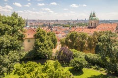 Панорамный взгляд к Праге с церковью St Nicholas стоковое изображение rf Панорамный взгляд к Праге с церковью St Nicholas стоковое изображение rf