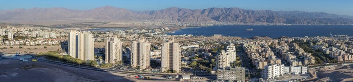 Панорамный взгляд на городе Eilat и заливе Акабы стоковые изображения rf Панорамный взгляд на городе Eilat и заливе Акабы стоковые изображения rf