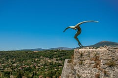 Панорамный взгляд холмов и скульптуры в Свят-Пол-de-Vence стоковая фотография Панорамный взгляд холмов и скульптуры в Свят-Пол-de-Vence стоковая фотография