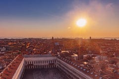 Панорамный взгляд города и ` s St Mark придают квадратную форму на заходе солнца в Ve стоковое фото Панорамный взгляд города и ` s St Mark придают квадратную форму на заходе солнца в Ve стоковое фото