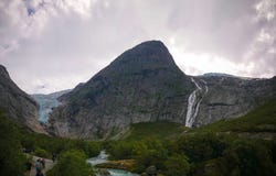 Панорамный взгляд к леднику Briksdal в Норвегии стоковые фото Панорамный взгляд к леднику Briksdal в Норвегии стоковые фото