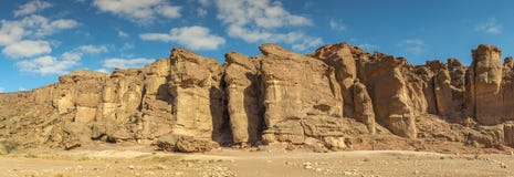 Панорамный взгляд на каменных штендерах короля Solomon, парка Timna, Израиля стоковое фото Панорамный взгляд на каменных штендерах короля Solomon, парка Timna, Израиля стоковое фото