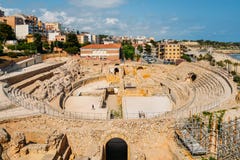 Панорамный взгляд старого римского амфитеатра Таррагоны, Испании, рядом с Средиземным морем - миром ЮНЕСКО стоковое изображение rf Панорамный взгляд старого римского амфитеатра Таррагоны, Испании, рядом с Средиземным морем - миром ЮНЕСКО стоковое изображение rf