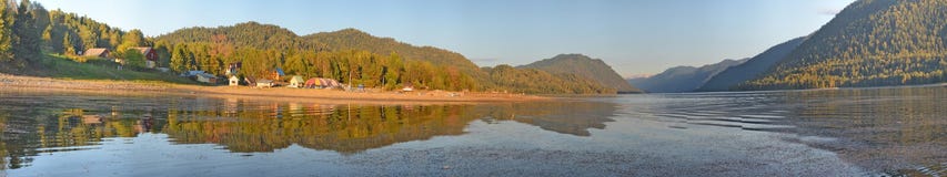 Панорамный вид на озеро Teletskoe, гора Altai, Сибирь, Россия Стоковое Фото Панорамный вид на озеро Teletskoe, гора Altai, Сибирь, Россия Стоковое Фото