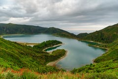 Панорамный вид естественного ландшафта в Азорских островах, чудесном острове Португалии Красивые лагуны в вулканических кратерах стоковая фотография Панорамный вид естественного ландшафта в Азорских островах, чудесном острове Португалии Красивые лагуны в вулканических кратерах стоковая фотография