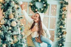 Папа и дочь украшают рождественскую елку внутри помещения за утро до Xmas стоковая фотография rf Папа и дочь украшают рождественскую елку внутри помещения за утро до Xmas стоковая фотография rf