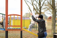Папа играет с его дочерью на спортивной площадке в парке Прогулка осени семьи стоковое фото Папа играет с его дочерью на спортивной площадке в парке Прогулка осени семьи стоковое фото