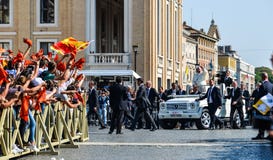 Папа Фрэнсис Я на папамобиле стоковые фото Папа Фрэнсис Я на папамобиле стоковые фото