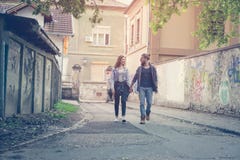 пара вручает держать outdoors Молодые пары waling на улице стоковое изображение rf пара вручает держать outdoors Молодые пары waling на улице стоковое изображение rf