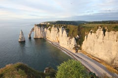 Параглайдинг над cliffs мела Etretat стоковые изображения Параглайдинг над cliffs мела Etretat стоковые изображения