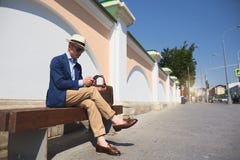 парень в деловом костюме сидя на стенде и говоря на телефоне стоковые фотографии rf парень в деловом костюме сидя на стенде и говоря на телефоне стоковые фотографии rf