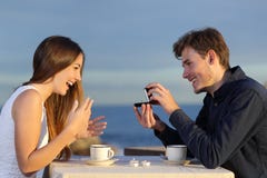 Парень спрашивая руку его подруги с обручальным кольцом стоковое фото rf Парень спрашивая руку его подруги с обручальным кольцом стоковое фото rf