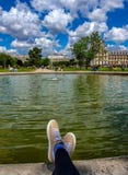 Париж, Франция, июнь 2019: Ослаблять в саде Тюильри стоковая фотография Париж, Франция, июнь 2019: Ослаблять в саде Тюильри стоковая фотография