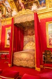 Париж, Франция, 28-ое марта 2017: На красной кроват-камере в дворце Версаль около Парижа Стоковое Изображение RF Париж, Франция, 28-ое марта 2017: На красной кроват-камере в дворце Версаль около Парижа Стоковое Изображение RF