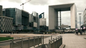 ПАРИЖ, ФРАНЦИЯ - 8-ОЕ ОКТЯБРЯ 2017 Квадратное близко известное Большой Arche de Ла Оборона акции видеоматериалы ПАРИЖ, ФРАНЦИЯ - 8-ОЕ ОКТЯБРЯ 2017 Квадратное близко известное Большой Arche de Ла Оборона акции видеоматериалы