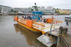 Паром Fiori подготавливает к людям парома через ауру реки Финляндия turku стоковая фотография Паром Fiori подготавливает к людям парома через ауру реки Финляндия turku стоковая фотография