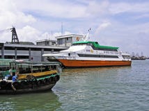 Паром на пристани в Cheung Chau стоковые изображения Паром на пристани в Cheung Chau стоковые изображения