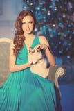 Партия Christmans, женщина зимних отдыхов с котом Новый Год девушки стоковое изображение Партия Christmans, женщина зимних отдыхов с котом Новый Год девушки стоковое изображение