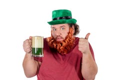 Партия дня Patricks Портрет смешного жирного человека держа стекло пива на St. Patrick стоковая фотография Партия дня Patricks Портрет смешного жирного человека держа стекло пива на St. Patrick стоковая фотография