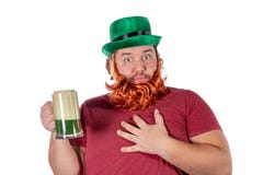 Партия дня Patricks Портрет смешного жирного человека держа стекло пива на St. Patrick стоковое изображение rf Партия дня Patricks Портрет смешного жирного человека держа стекло пива на St. Patrick стоковое изображение rf