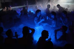 Партия ночи в термальной ванне в Будапеште, Венгрии стоковое изображение Партия ночи в термальной ванне в Будапеште, Венгрии стоковое изображение
