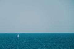 Парусник в голубом море летом стоковые изображения rf Парусник в голубом море летом стоковые изображения rf