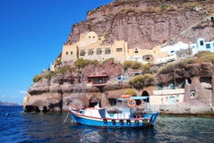 Парусник в заливе острова Santorini, Греции Стоковые Изображения Парусник в заливе острова Santorini, Греции Стоковые Изображения