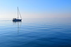 Парусник в заливе Thermaikos, Thessaloniki Греции Туманный голубой seascape стоковое фото Парусник в заливе Thermaikos, Thessaloniki Греции Туманный голубой seascape стоковое фото