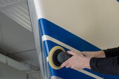 Парусное судно стоит в красильной мастерской и отполировано после кра стоковые фото Парусное судно стоит в красильной мастерской и отполировано после кра стоковые фото
