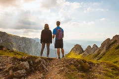 Пары hikers na górze горы стоковые фото Пары hikers na górze горы стоковые фото