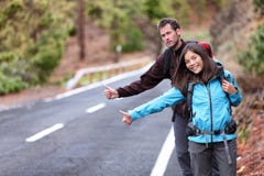 Пары hikers перемещения путешествовать на поездке стоковое фото rf Пары hikers перемещения путешествовать на поездке стоковое фото rf