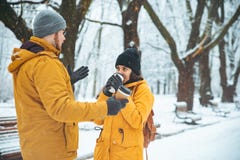 Пары идя идти снег общаться парка города говоря романтичная дата в зимнем времени стоковые фото Пары идя идти снег общаться парка города говоря романтичная дата в зимнем времени стоковые фото