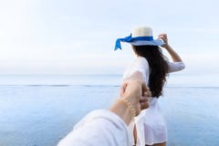 Пары на летних каникулах пляжа, люди руки красивым владением маленькой девочки мужские смотря море Стоковая Фотография Пары на летних каникулах пляжа, люди руки красивым владением маленькой девочки мужские смотря море Стоковая Фотография