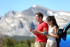 Пары на поездке автомобиля перемещают в еду Yosemite стоковые фотографии rf Пары на поездке автомобиля перемещают в еду Yosemite стоковые фотографии rf